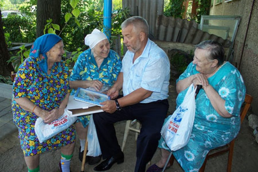 A. Zhukov’s visit to old people’s home in Vyaznovatovka