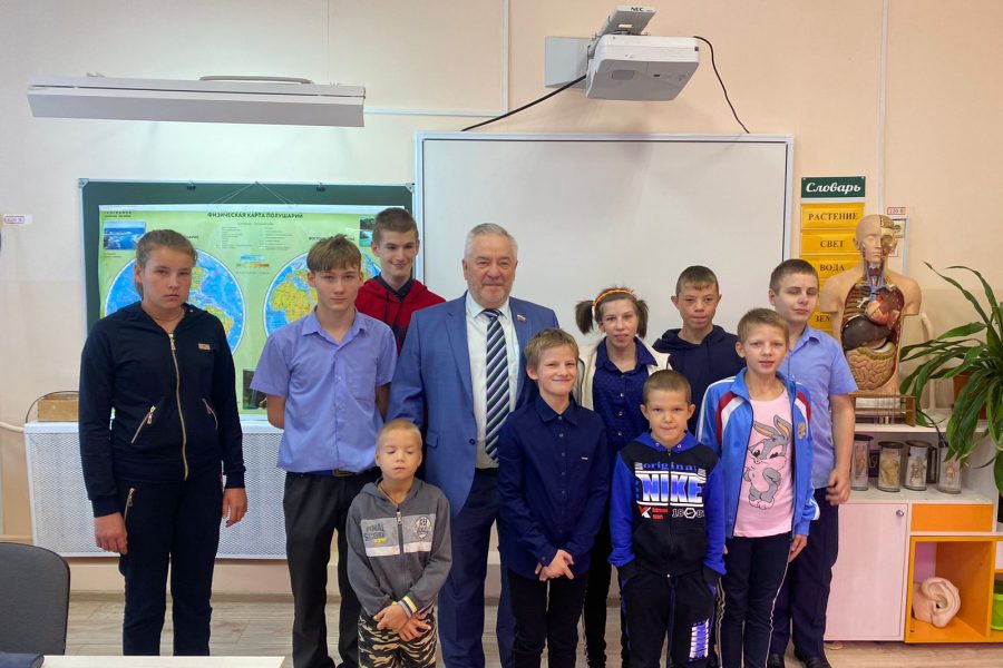 (Русский) Александр Жуков продолжает помогать Бобровской школе – интернату для детей – сирот.