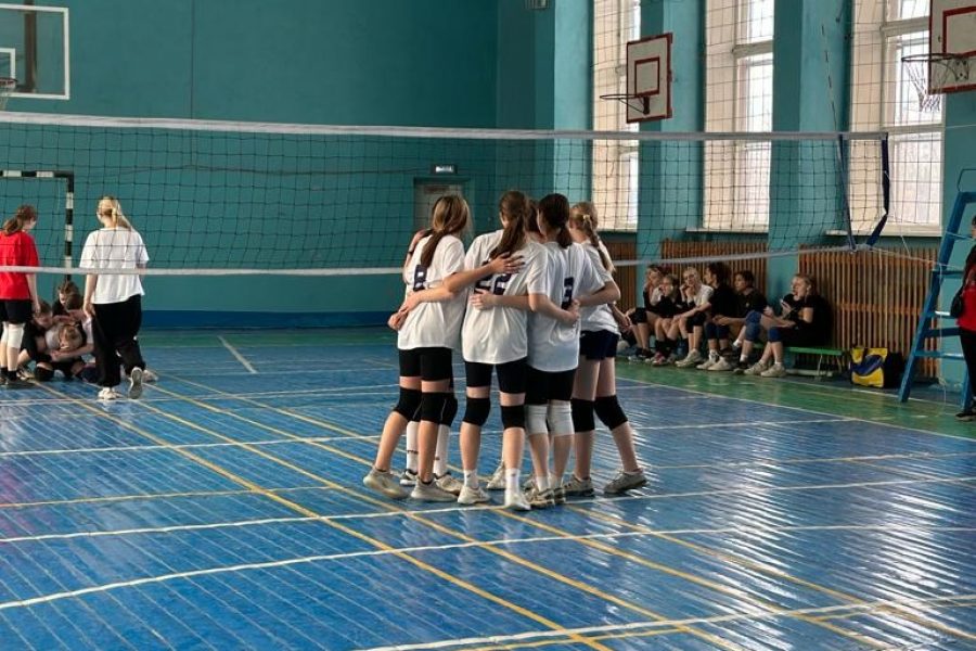 (Русский) Завершился турнир девушек по волейболу среди Воронежских школ.